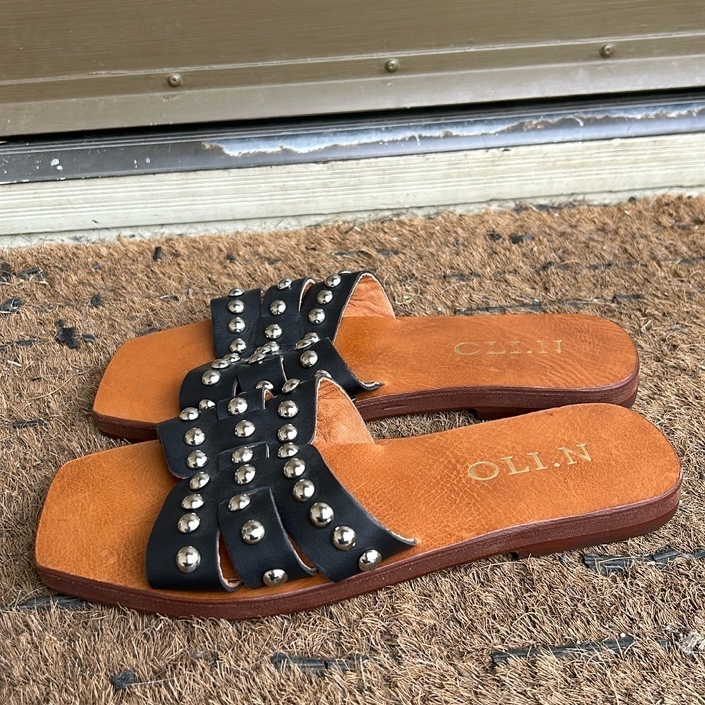 NWT ARTISAN OLI  N. SANDALS  OLI RIVETS SLIDE SANDALS BlACK SIZE 8